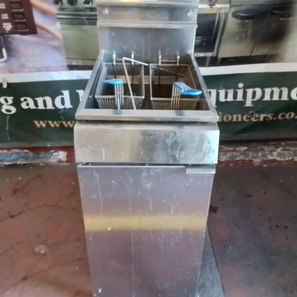 COMMERCIAL TWIN BASKET GAS FRYER - FSN001
