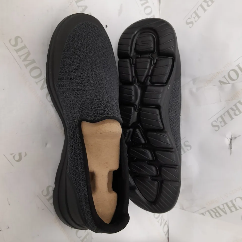 PAIR OF BOXED SKECHERS MEN'S TRAINERS, UK SIZE 8