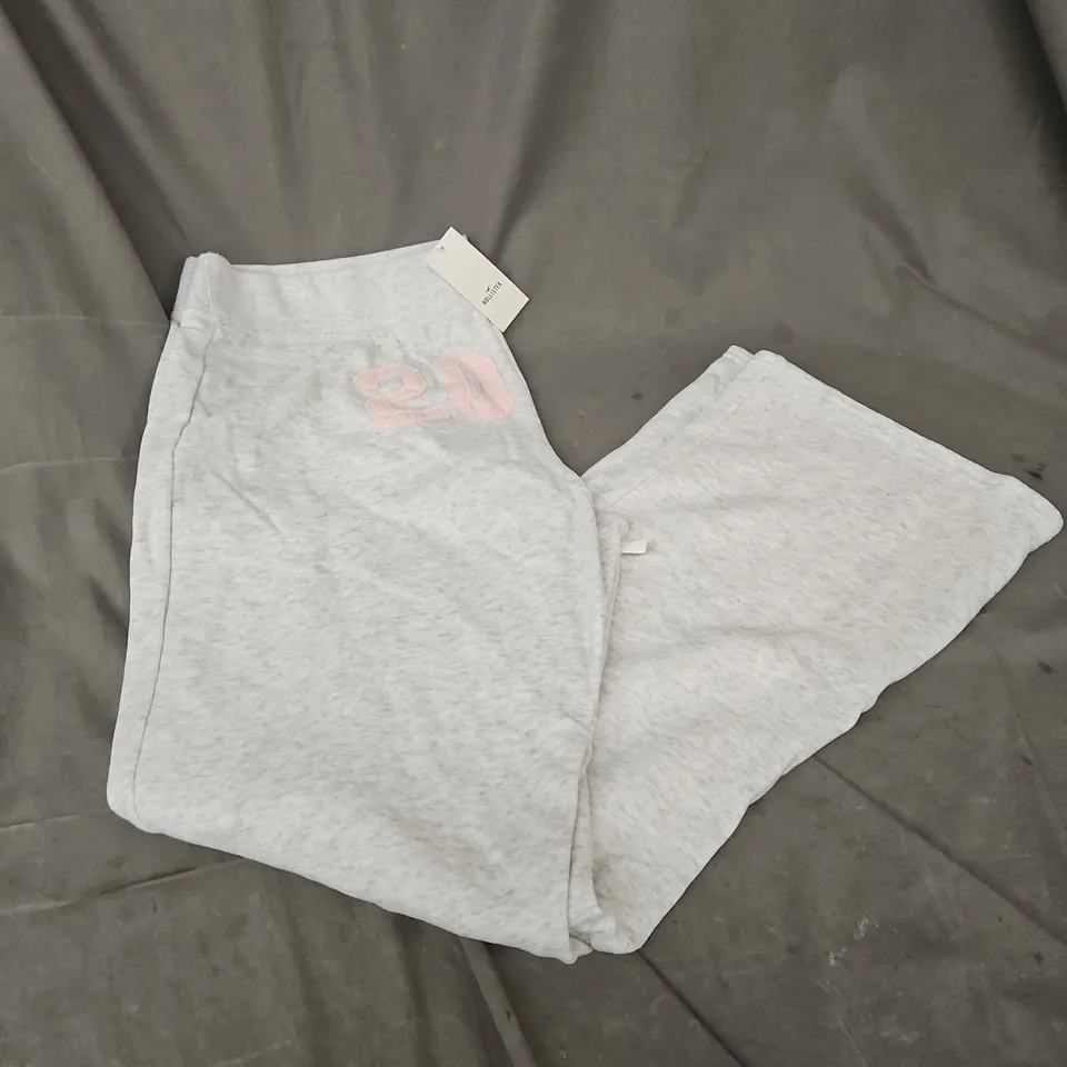 HOLLISTER GREY SWEATPANTS WITH PINK '2001' EMBLEM – XL