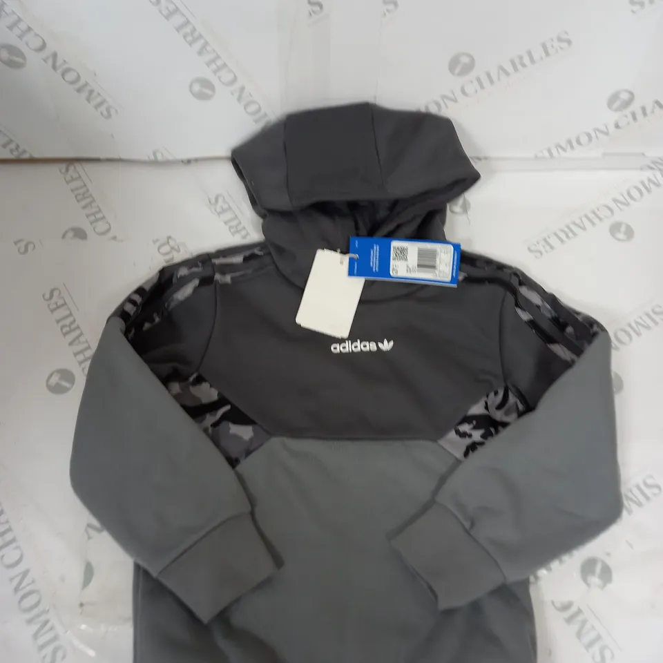 ADIDAS ORIGINAL TRACKSUIT SIZE 4-5 YEARS