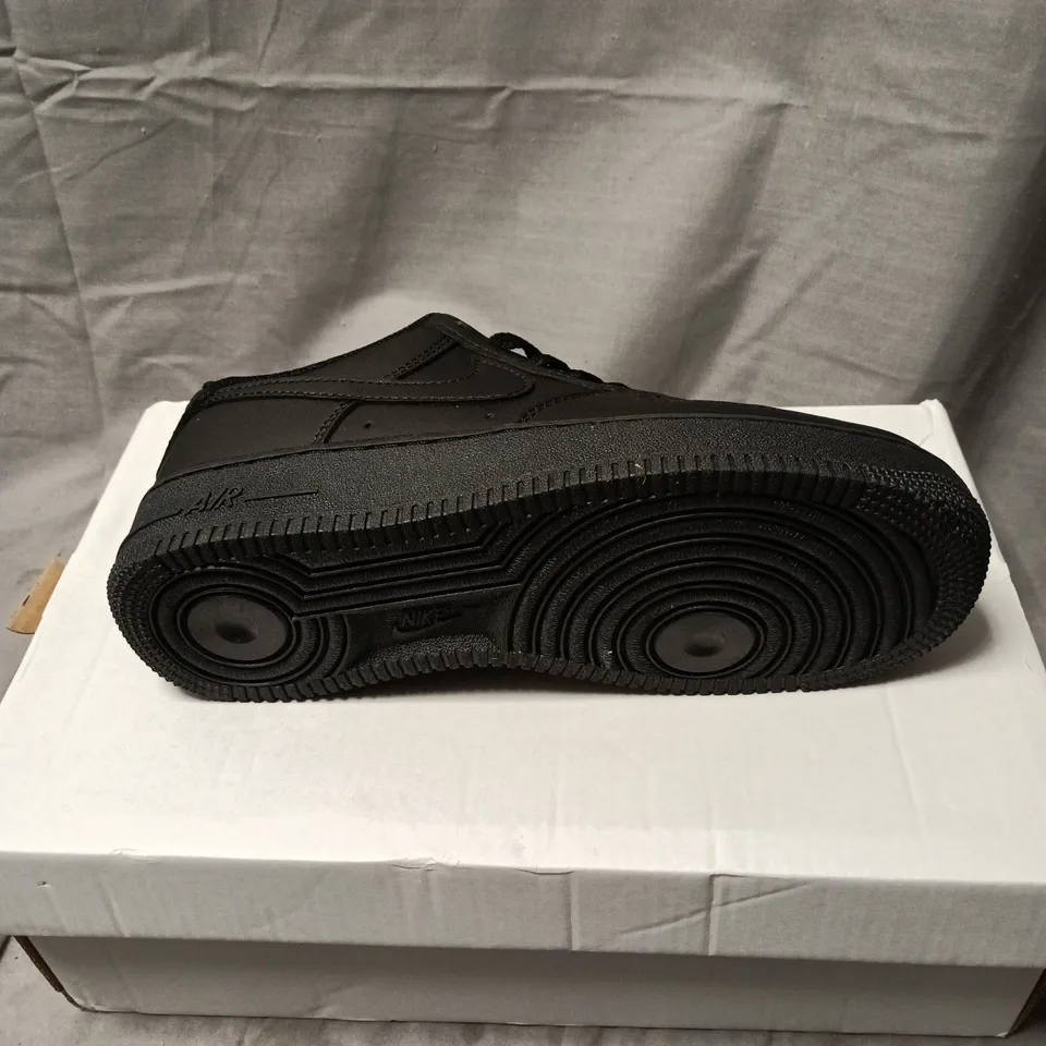 NIKE AIR BLACK TRAINERS SIZE 4 BOXED