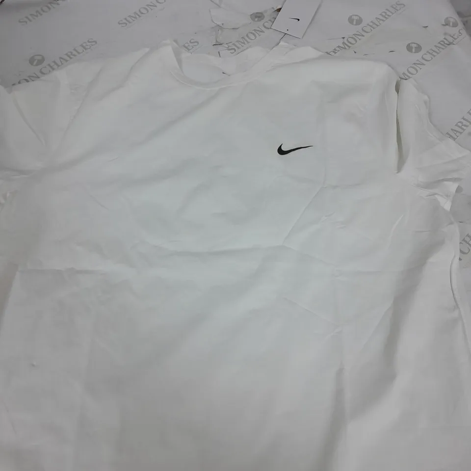 NIKE DRI FIT WHITE T-SHIRT - XL