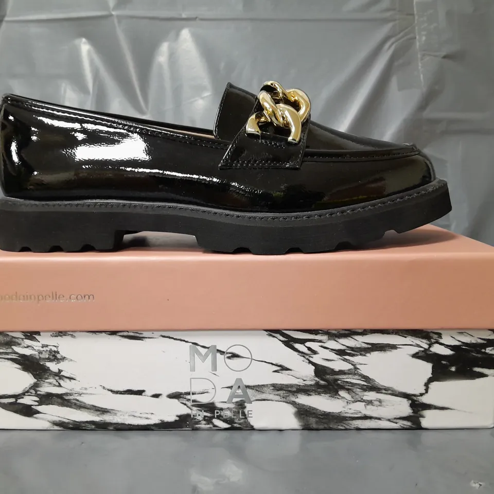 BOXED PAIR OF MODA IN PELLE CHUNKY LOAFERS IN BLACK W. GOLD EFFECT CHAIN SIZE 6