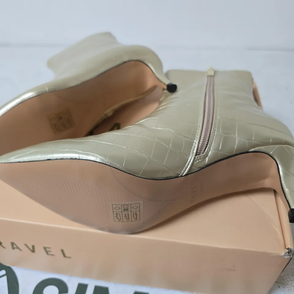 BOXED RAVEL CURRANS BOOTS, GOLD CROC - SIZE 5
