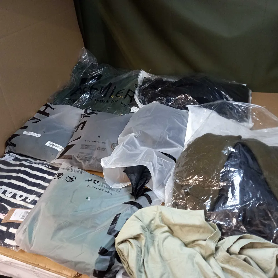 LOT OF APPROX 20 ASSORTED CLOTHING ITEMS TO INCLUDE JUMPERS, SOCKS AND T-SHIRTS