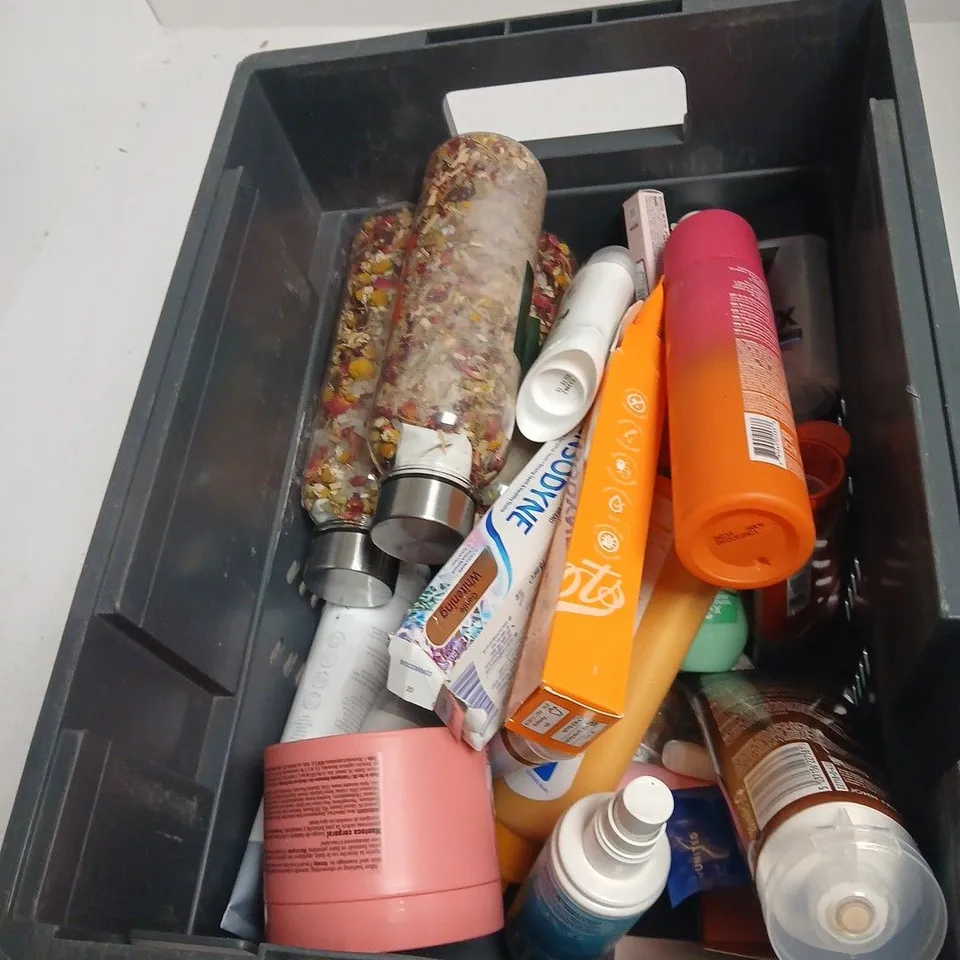TOTE OF APPROXIMATELY 20 ASSORTED COSMETICS TO INCLUDE: JOHNSONS BABY POWDER