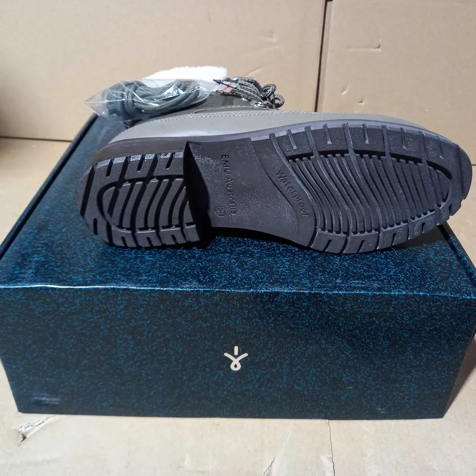 BOXED PAUR OF EMU OKAB FAUX LEATHER BOOTS IN DARK OLIVE UK SIZE 5