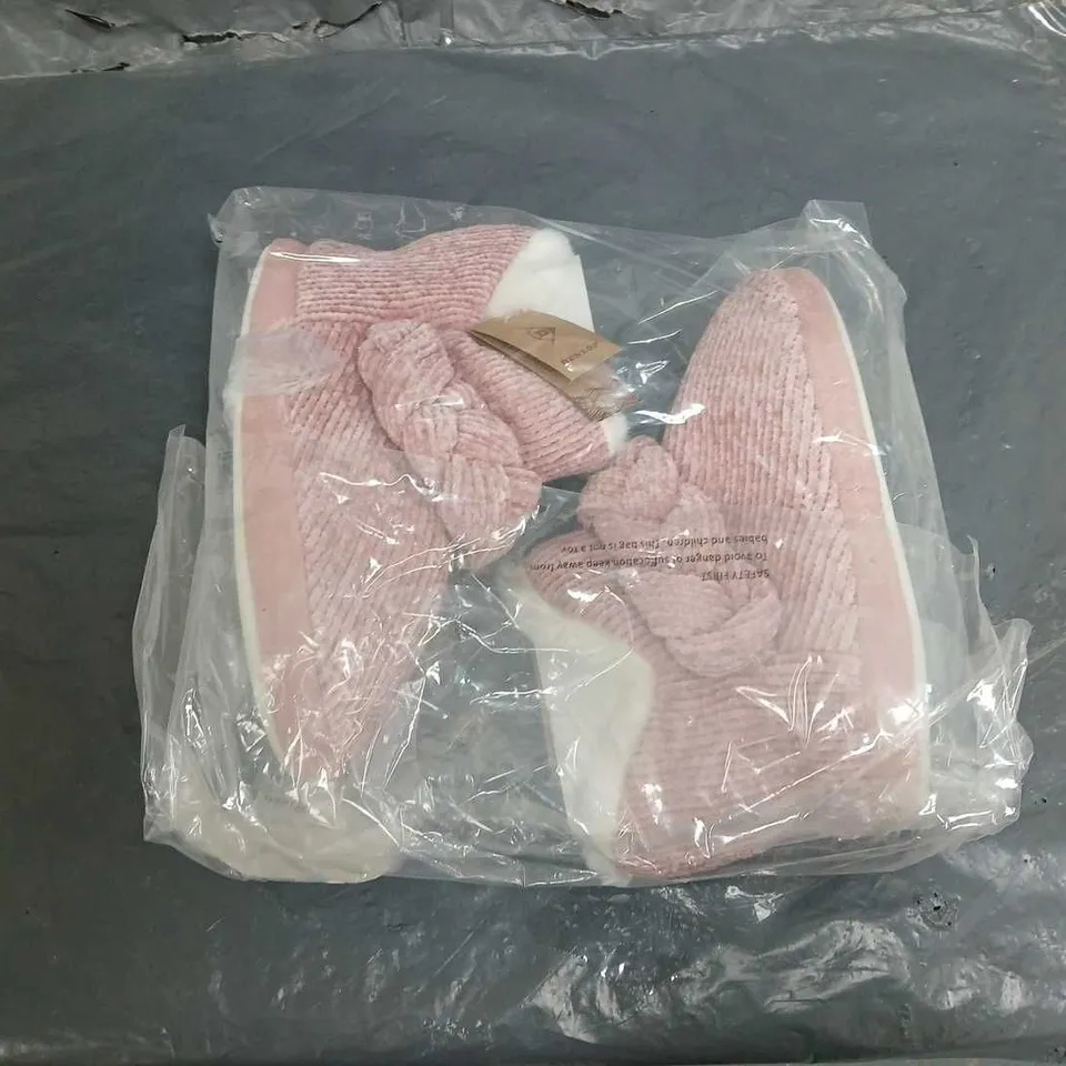 10 BAGGED DUNLOP PINK SLIPPER BOOTS - 3/36