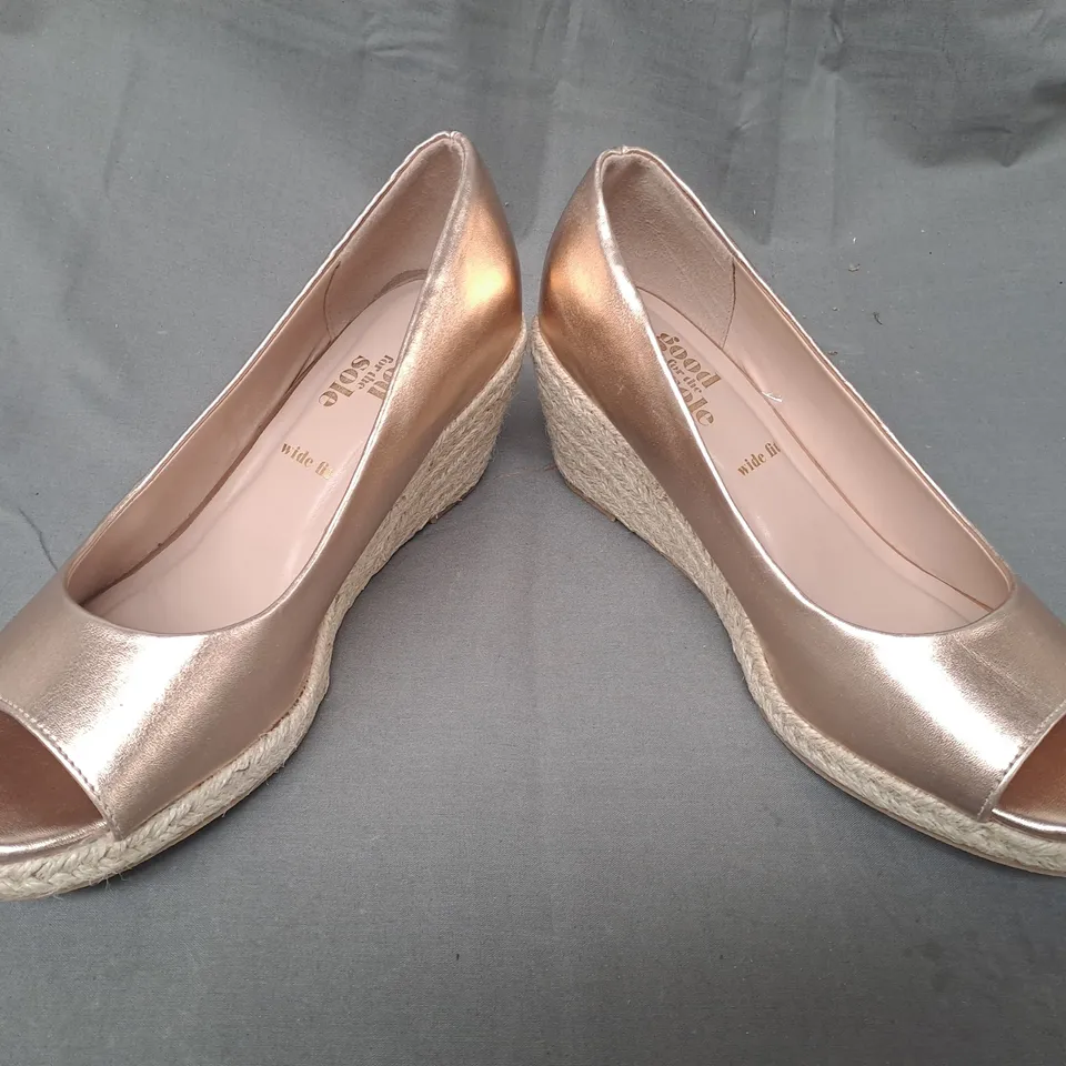 BOXED PAIR OF GOOD FOR THE SOLE PEEP TOE WEDGE SHOES IN METALLIC COPPER SIZE 7