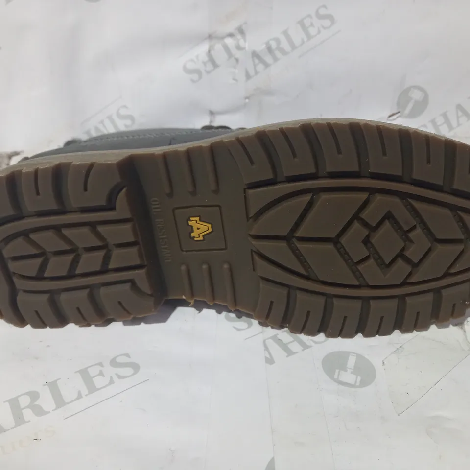BOXED PAIR OF AMBLERS FAUX LEATHER SAFETY BOOTS IN GREY UK SIZE 6