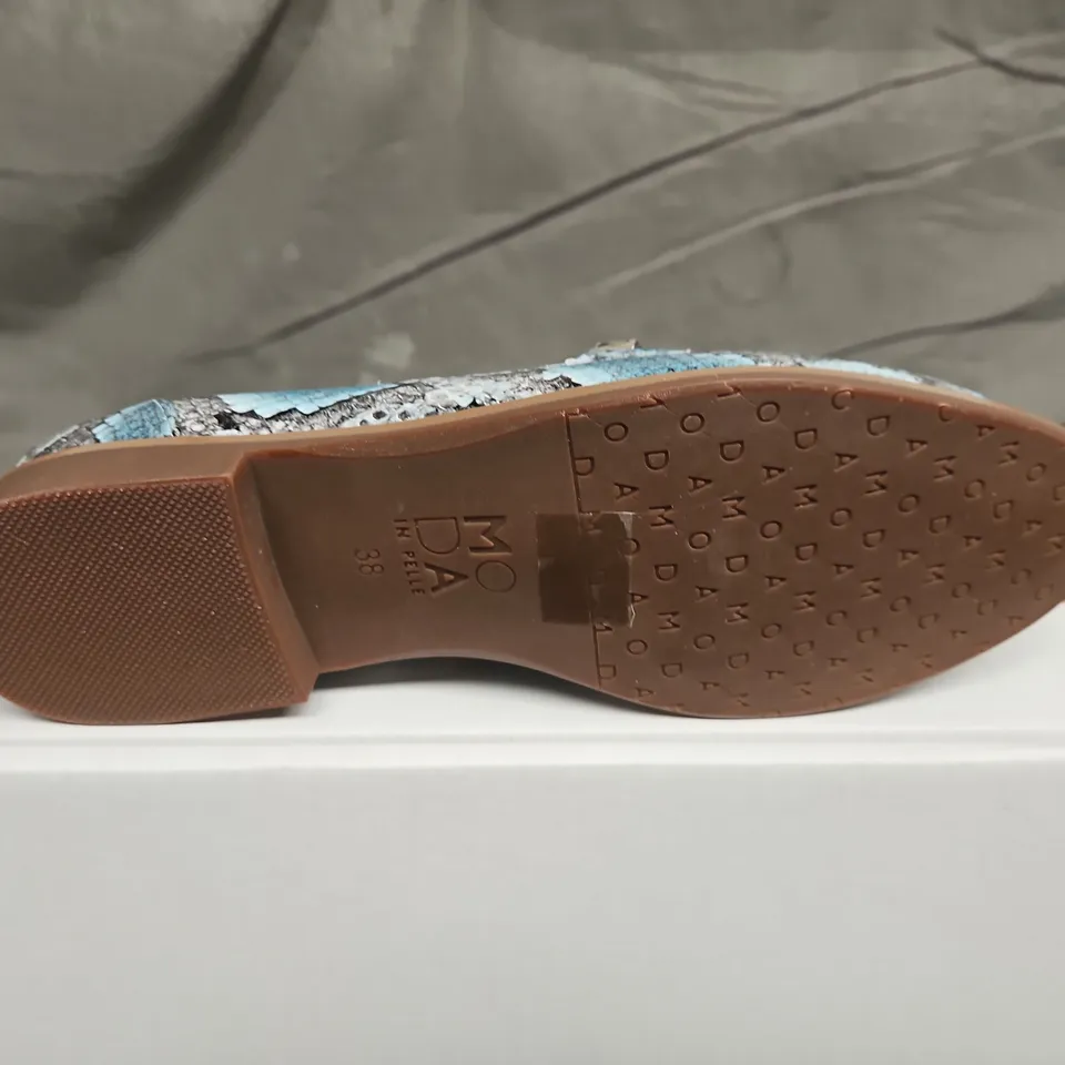 BOXED PAIR OF MODA IN PELLE TASSLE LOAFERS - UK SIZE 7