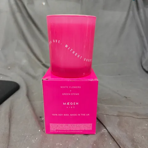 MAEGEN VIBE SCENTED CANDLE – WHITE FLOWERS + GREEN STEMS, PINK GLASS JAR, 100% SOY WAX, MADE IN THE UK