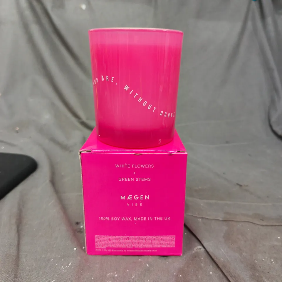 MAEGEN VIBE SCENTED CANDLE – WHITE FLOWERS + GREEN STEMS, PINK GLASS JAR, 100% SOY WAX, MADE IN THE UK