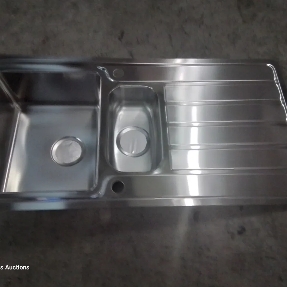 STAINLESS STEEL REVERSIBLE 1.5 BOWL SINK & SINGLE DRAINER