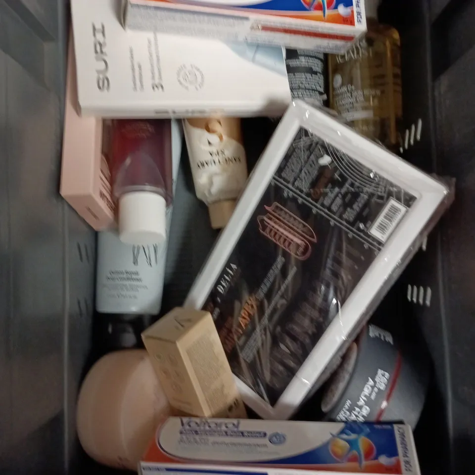 APPROXIMATEY 20 ASSORTED HEALTH AND BEAUTY PRODUCTS TO INCLUDE - DOVE BEAUTY CREAM BARS - SOLSKIN TANNING MOISTURISER AND CLAIRE'S PRESS ON NAILS