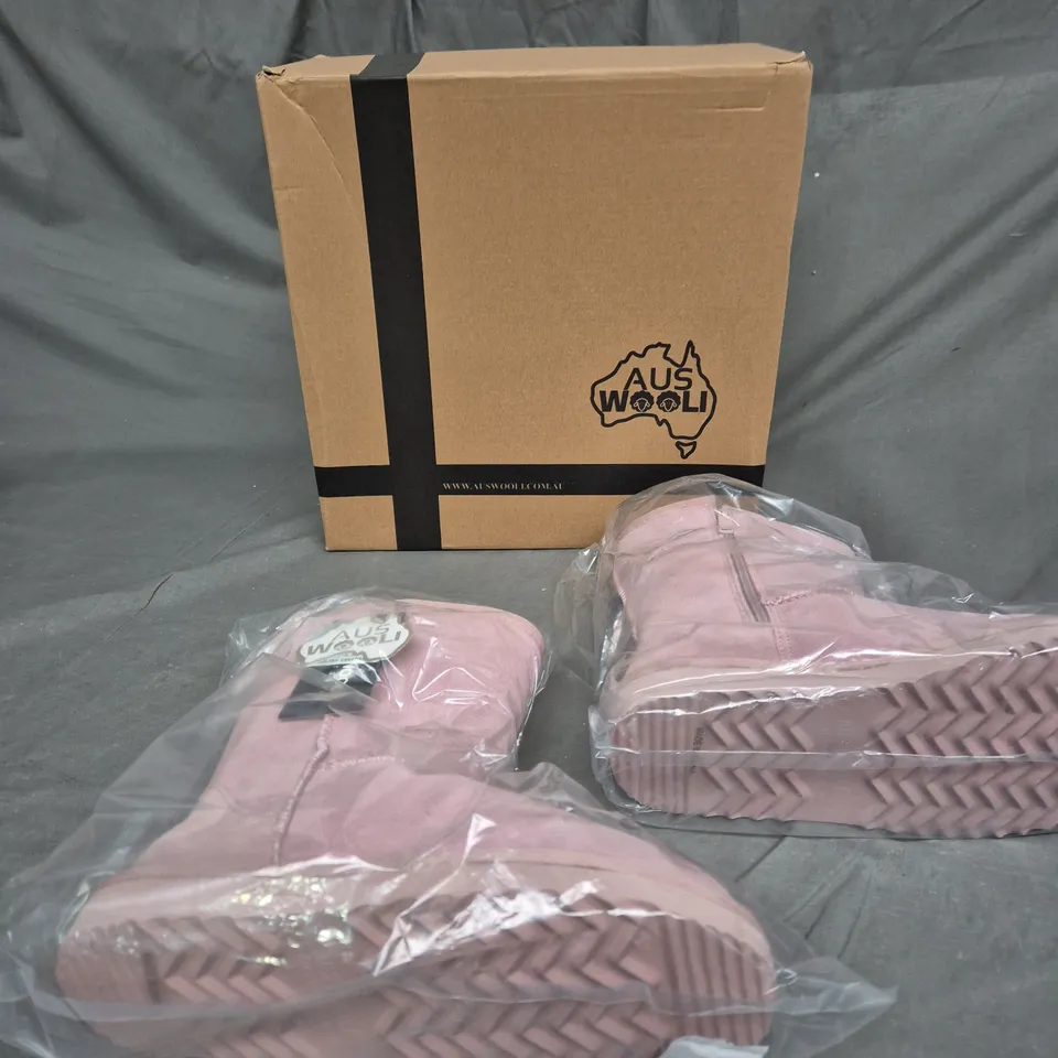 BOXED PAIR OF AUS WOOLI PALE PINK BOOT UK 5 