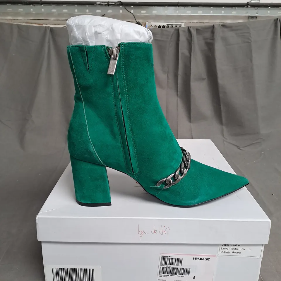 BEN DE LISI CHAIN LINK SUEDE ANKLE BOOT SIZE 6 IN GREEN 