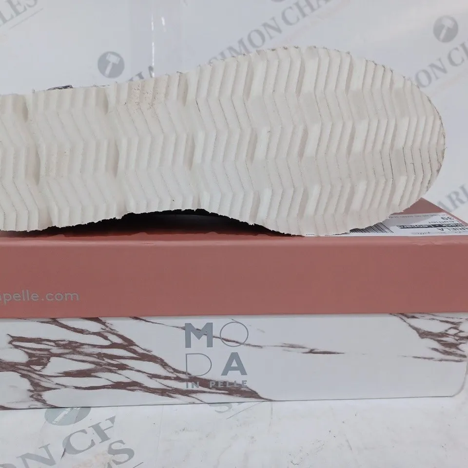 BOXED PAIR OF MODA IN PELLE ARIELA TRAINERS IN BLACK SIZE 6