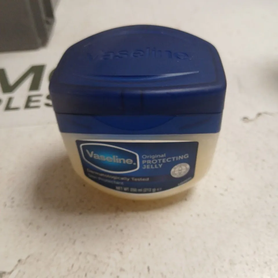 TOTE OF APPROXIMATELY 20 ASSORTED COSMETICS TO INCLUDE: VASELINE 250ML