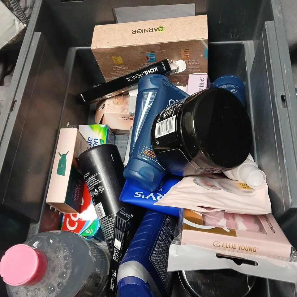 APPROXIMATELY 20 ASSORTED COSMETICS INCLUDING AVON SENSES BUBBLE BATH, AVON ANEW 10 MIN MASK, AVON PRIMER, LARRY KING HAIR OIL ETC