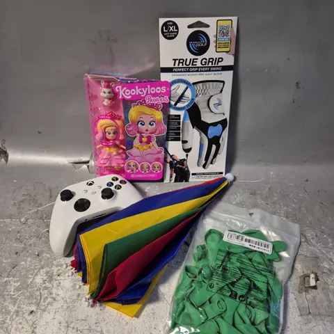 APPROXIMATELY 20 ASSORTED TOYS & GAMES TO INCLUDE GOLF GRIPS, XBOX CONTROLLER, BALLOONS ETC 
