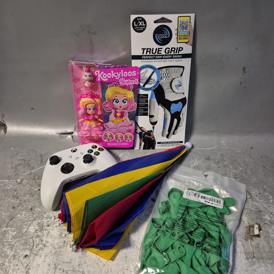 APPROXIMATELY 20 ASSORTED TOYS & GAMES TO INCLUDE GOLF GRIPS, XBOX CONTROLLER, BALLOONS ETC 