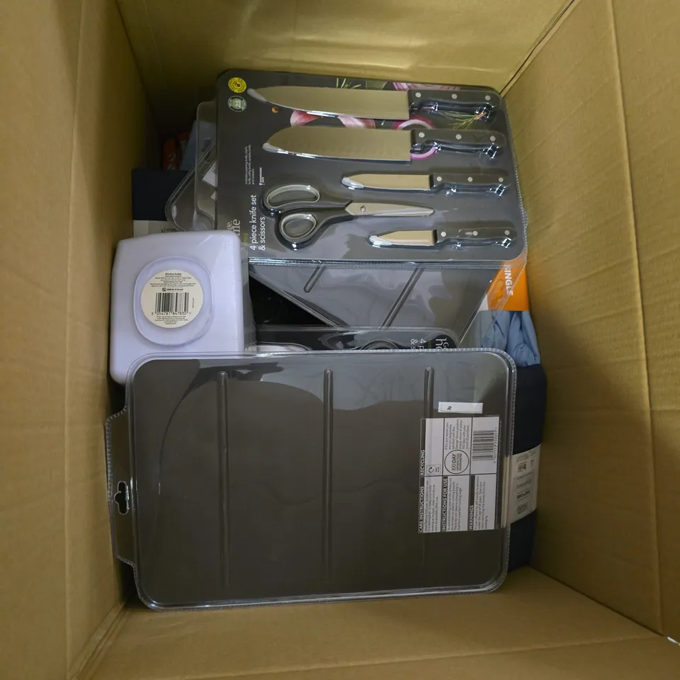 LARGE BOX OF APPROXIMATELY 10 ASSORTED ITEMS TO INCLUDE CUSHIONS, FITTED SHEETS, GAMES AND KNIFE SETS