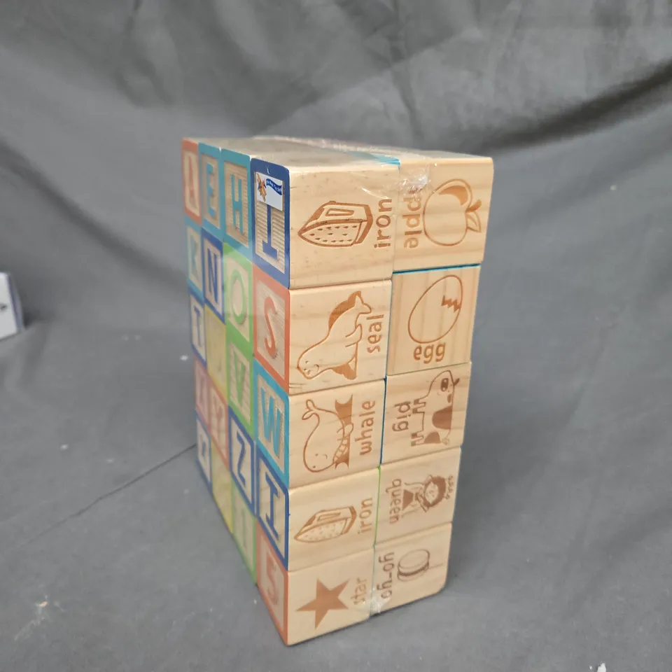 CHILDRENS WOODEN BUILDING BLOCKS