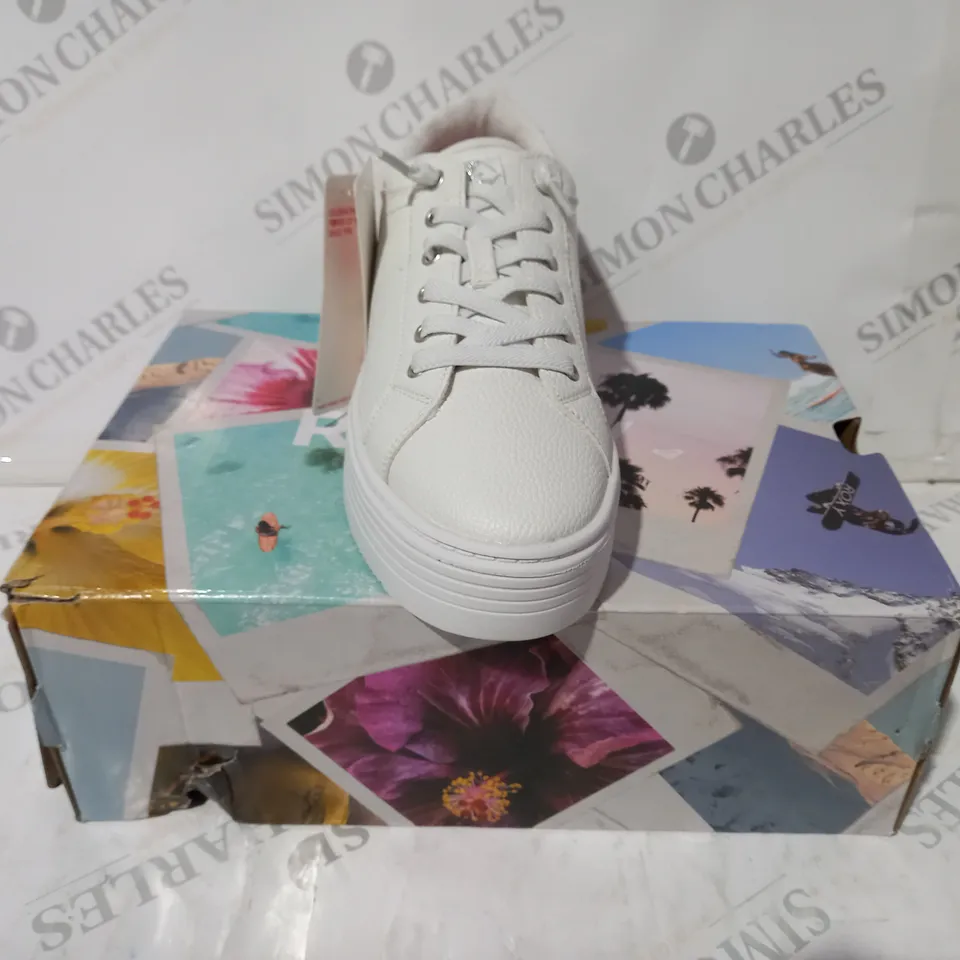 BOXED PAIR OF ROXY SHEILAHH 2.0 SHOES IN WHITE UK SIZE 6