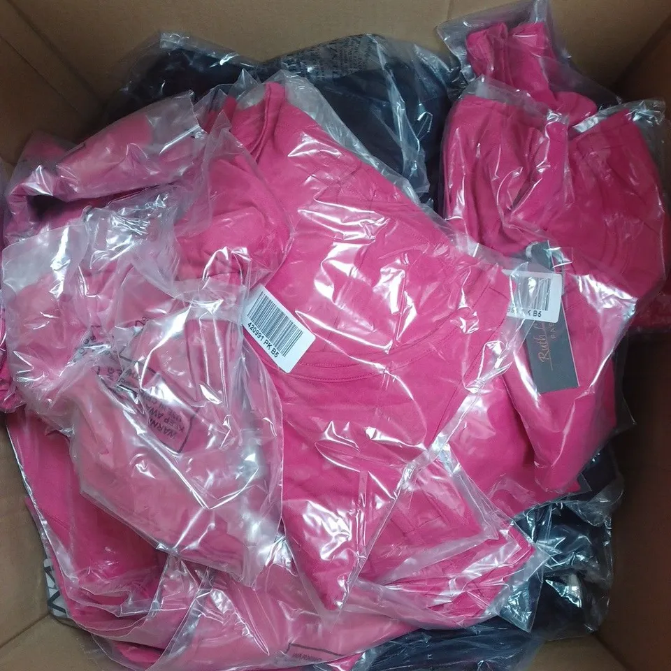 APPROXIMATELY 25 ASSORTED CLOTHING ITEMS TO INCLUDE TOPS, DRESSES , JACKETS  ETC