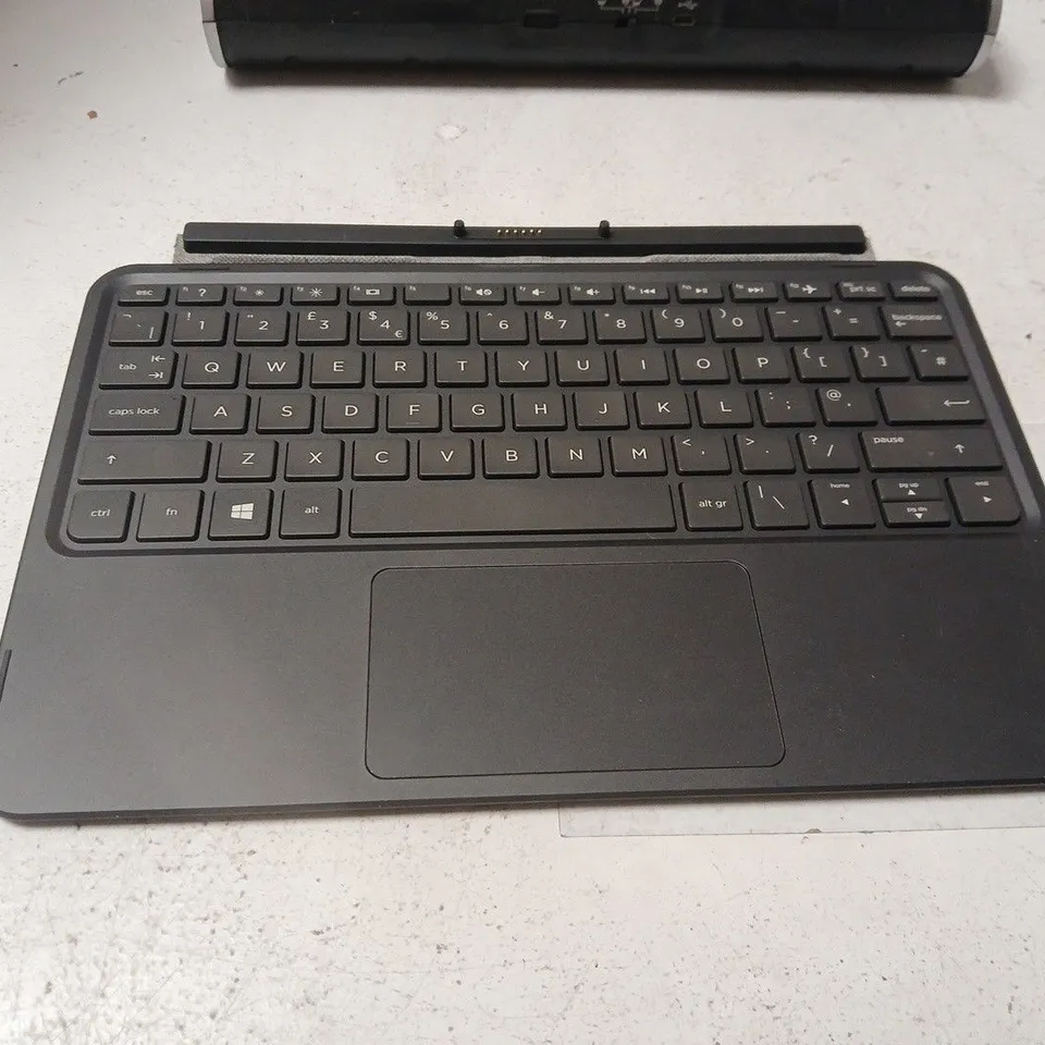 BOX OF APPROXIMATELY 14 ASSORTED ITEMS INCLUDING JABRA HEADSET , CLIPTEC COOLER PAD AND HEWLETT PACKARD KEYBOARD 