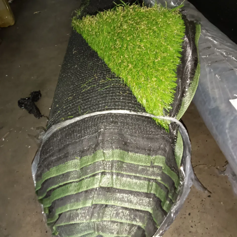 ROLL OF ARTIFICIAL GRASS - 4 X 6M