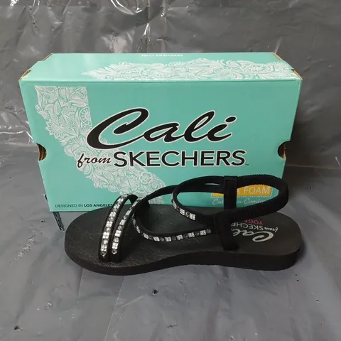 BOXED PAIR OF YOGA FOAM CALI SKECHERS SANDALS UK SIZE 6