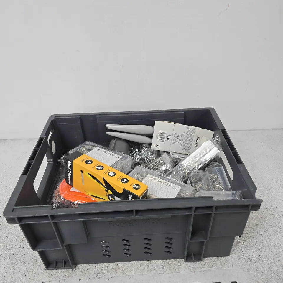 APPROXIMATELY 20 ASSORTED ITEMS INCLUDING THUNDER PAWS NAIL CLIPPERS, HARRIS WALLS AND CEILINGS PAINT BRUSHES AND A FOOT MEASURER