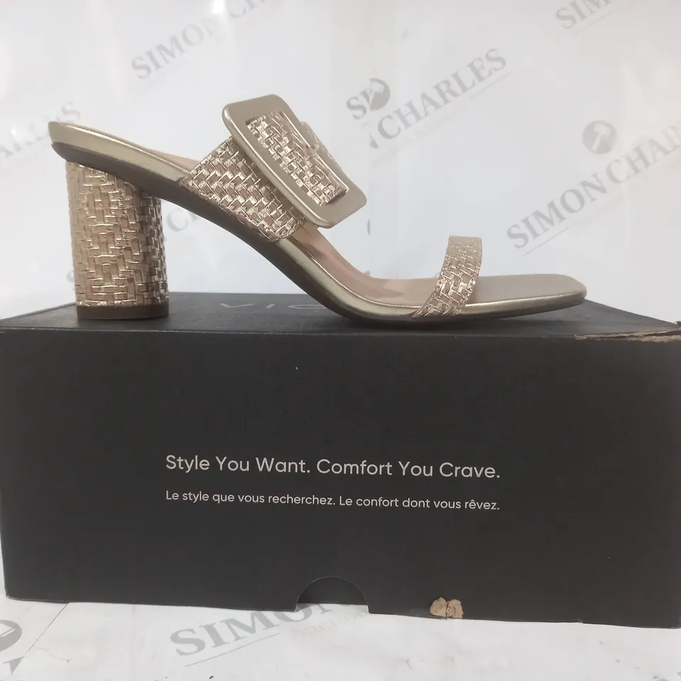 BOXED PAIR OF VIONIC OPEN TOE BLOCK HEEL SANDALS IN GOLD SIZE 6
