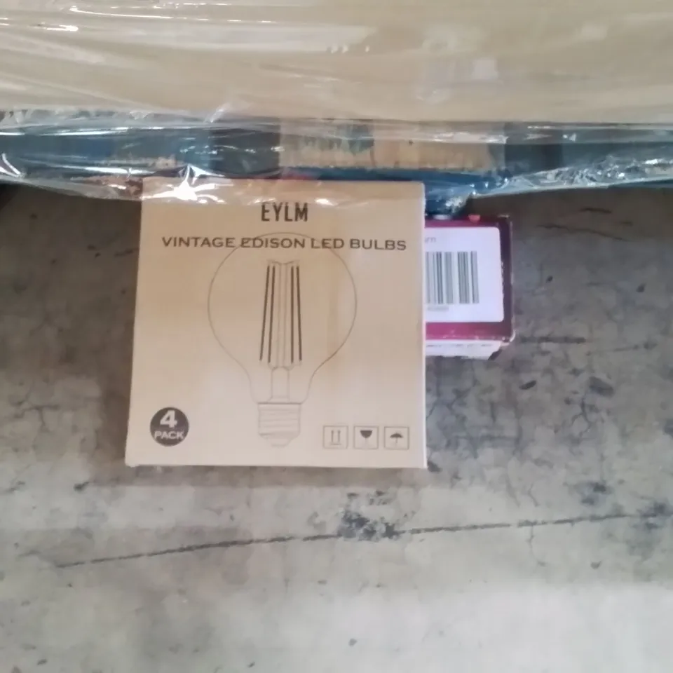 PALLET CONTAINING A LARGE QUANTITY OF BULBS 