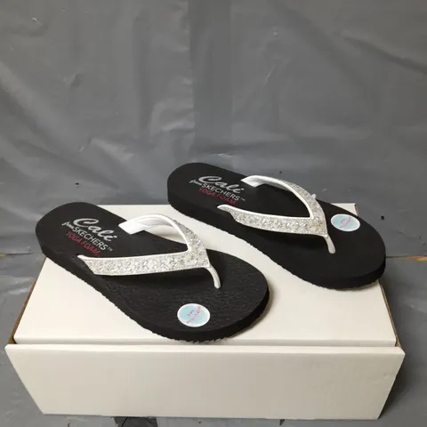 SKECHERS MEDITATE THONG SANDALS - WHITE - SIZE 5