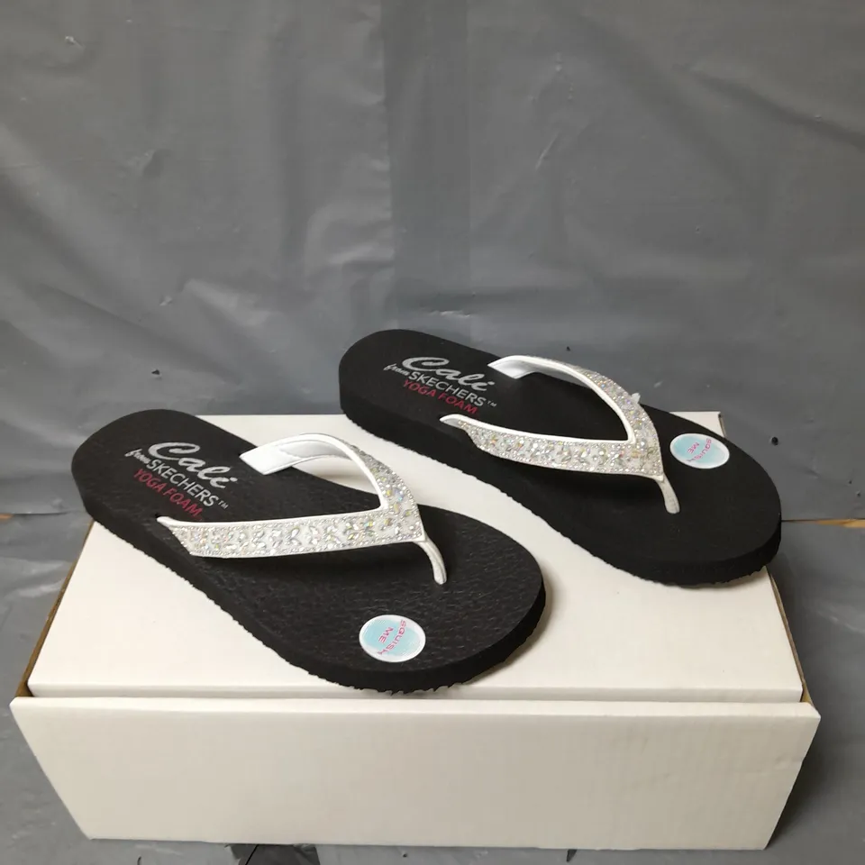 SKECHERS MEDITATE THONG SANDALS - WHITE - SIZE 5