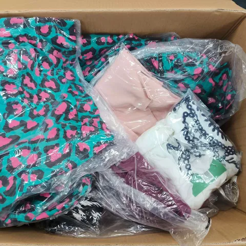 APPROXIMATELY 20 ASSORTED WOMENS CLOTHING ITEMS IN VARIOUS SIZES & STYLES 