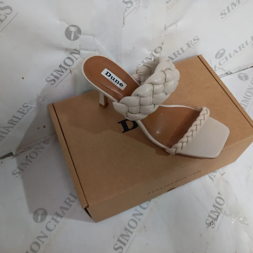 BOXED PAIR OF DUNE LONDON ECRU LEATHER PLAITED MID HEEL MULE IN SIZE 7