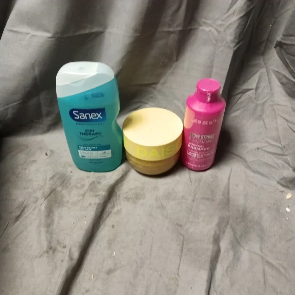 APPROXIMATELY 20 ASSORTED HEALTH AND BEAUTY ITEMS INCLUDING LEE STAFFORD ACTIVATION SHAMPOO, SANEX BODY WASH AND DAISE BODY SCRUB