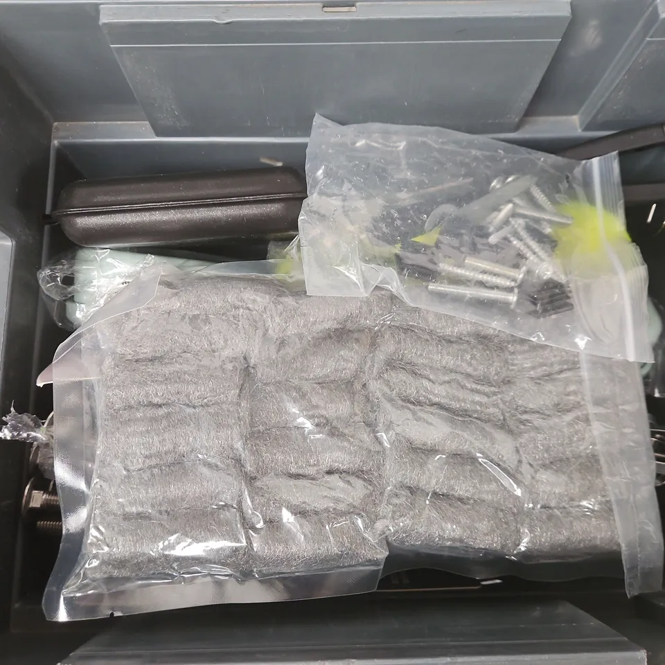 APPROXIMATELY 10 ASSORTED HOUSEHOLD ITEMS TO INCLUDE STEEL WIRE WOOLPADS, HEAD TENNIS BALLS, ROTARY WHISK, ETC - COLLECTION ONLY