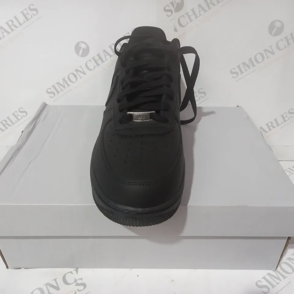 BOXED PAIR OF NIKE AIR FORCE 1 '07 SHOES IN BLACK UK SIZE 9