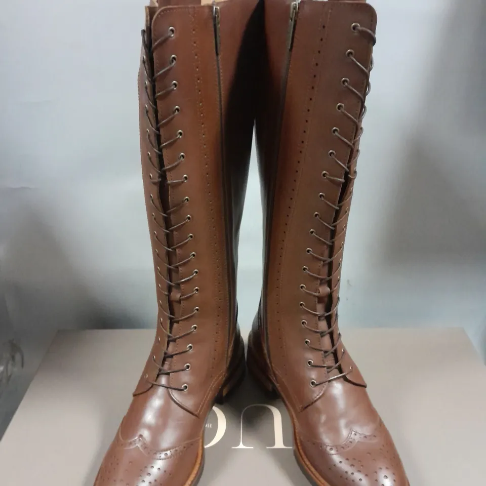 BOXED PAIR OF DUO KNEE HIGH LACE UP BOOTS IN BROWN SIZE EU 40