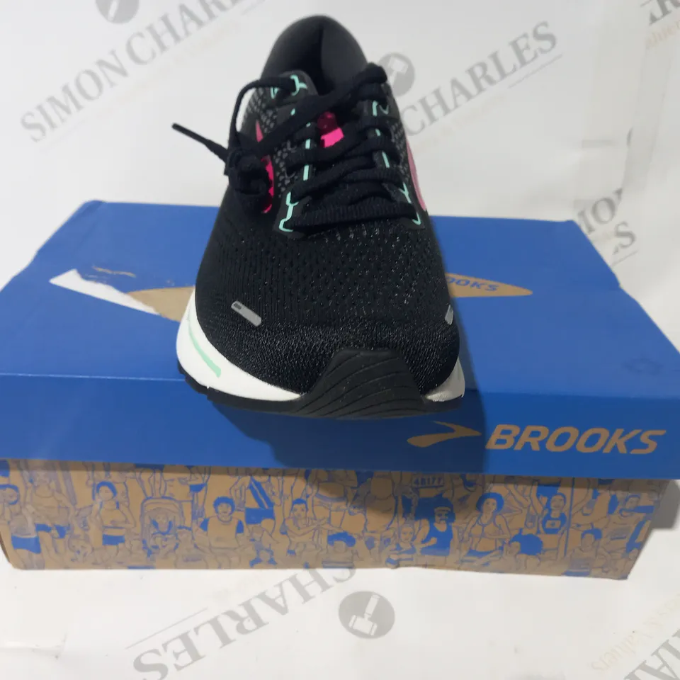 BOXED PAIR OF BROOKS GHOST 14 TRAINERS IN BLACK/PINK/CYAN UK SIZE 6
