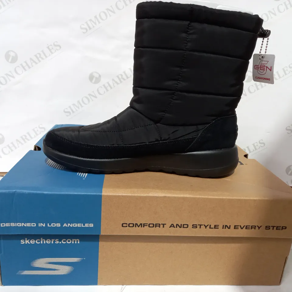 BOXED PAIR OF SKECHERS BLACK WINTER BOOTS  - SIZE 6.5