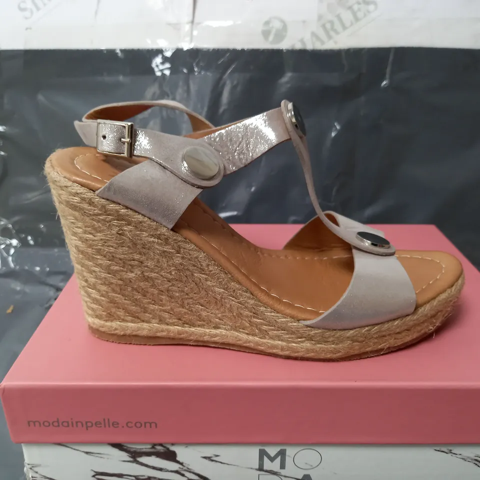 BOXED MODA IN PELLE PARRIS STONE T BAR METAL DETAIL WEDGE - SIZE 7