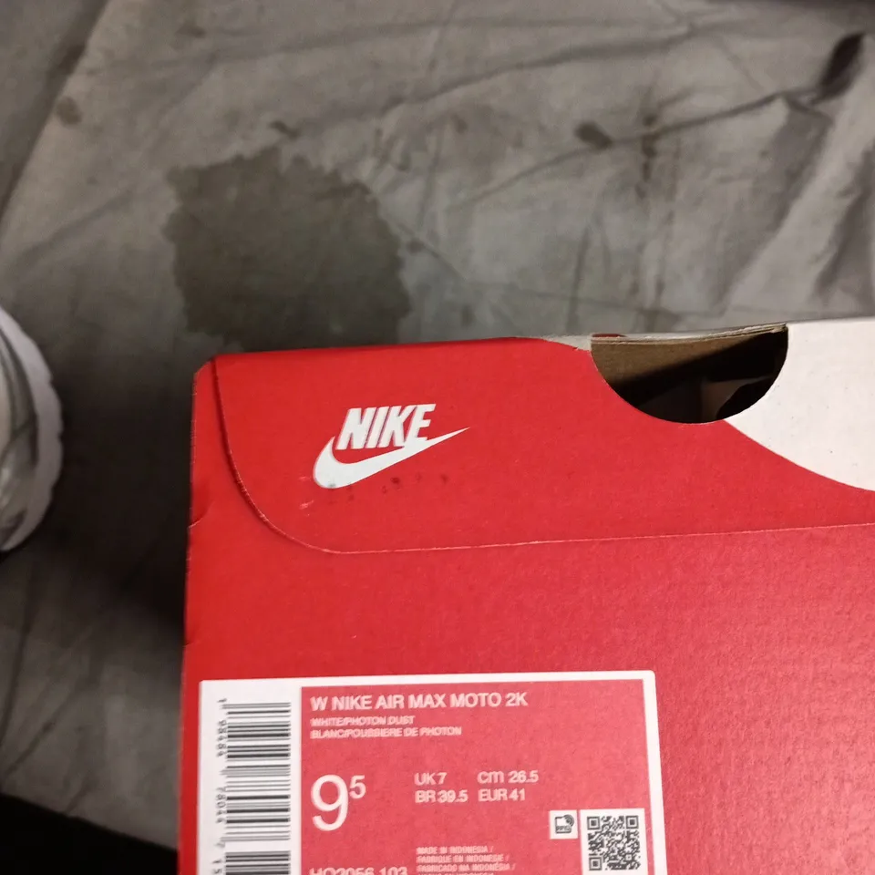 NIKE AIR MAX MOTO 2K MEN'S RUNNING SHOES - UK 7 (US 9.5) - WHITE/GREY