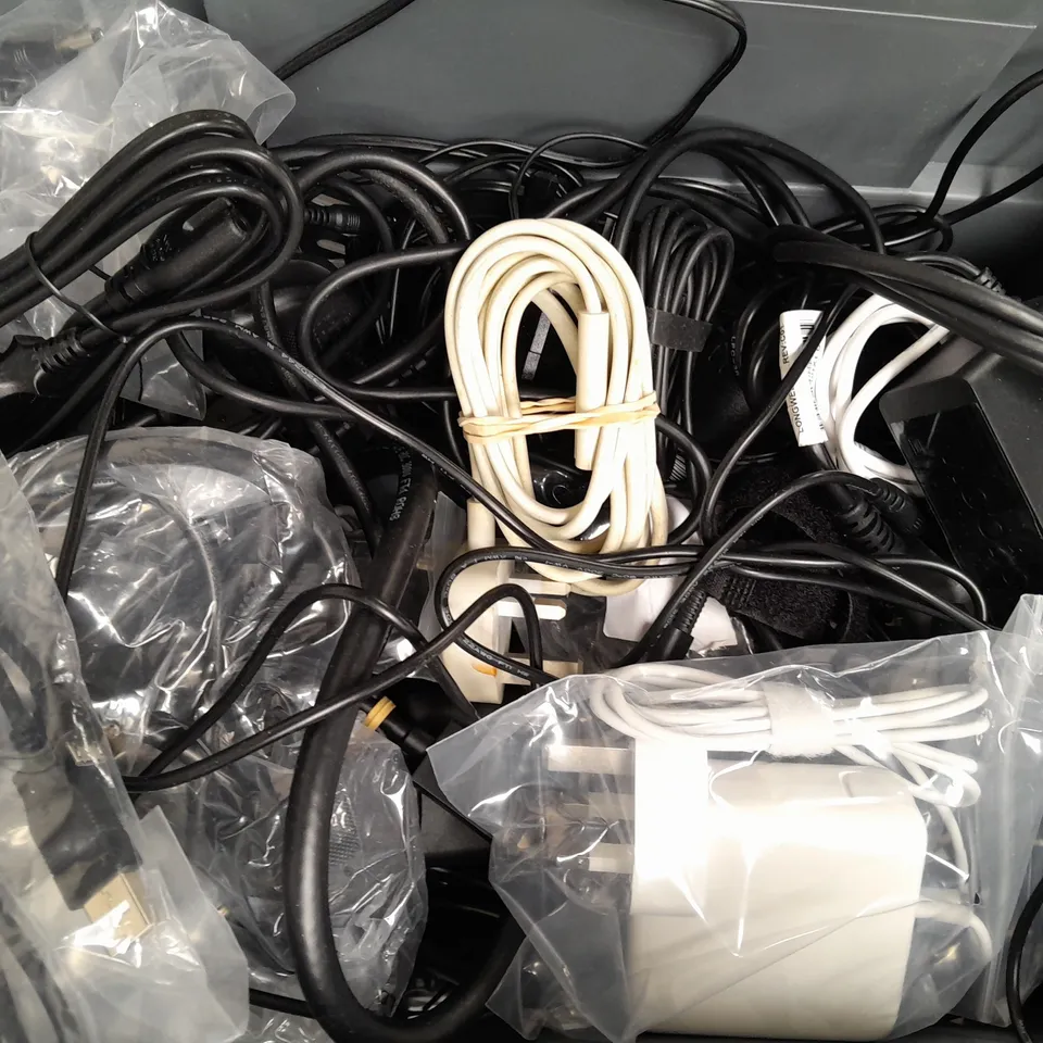 APPROXIMATELY 20 ASSORTED ELECTRICAL CABLES AND POWER ADAPTERS IN VARIOUS STYLES