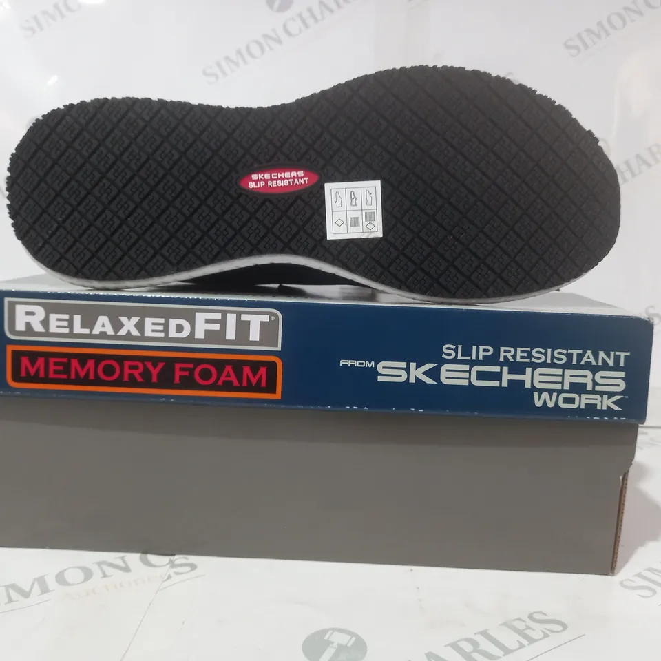 BOXED PAIR OF SKECHERS SLIP RESISTANT RELAXED FIT SHOES IN NAVY UK SIZE 8